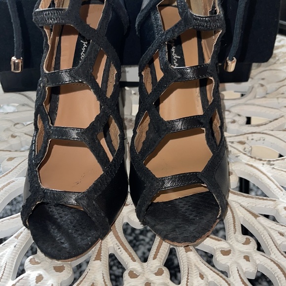 Alejandra G. Heels - Picture 5 of 8